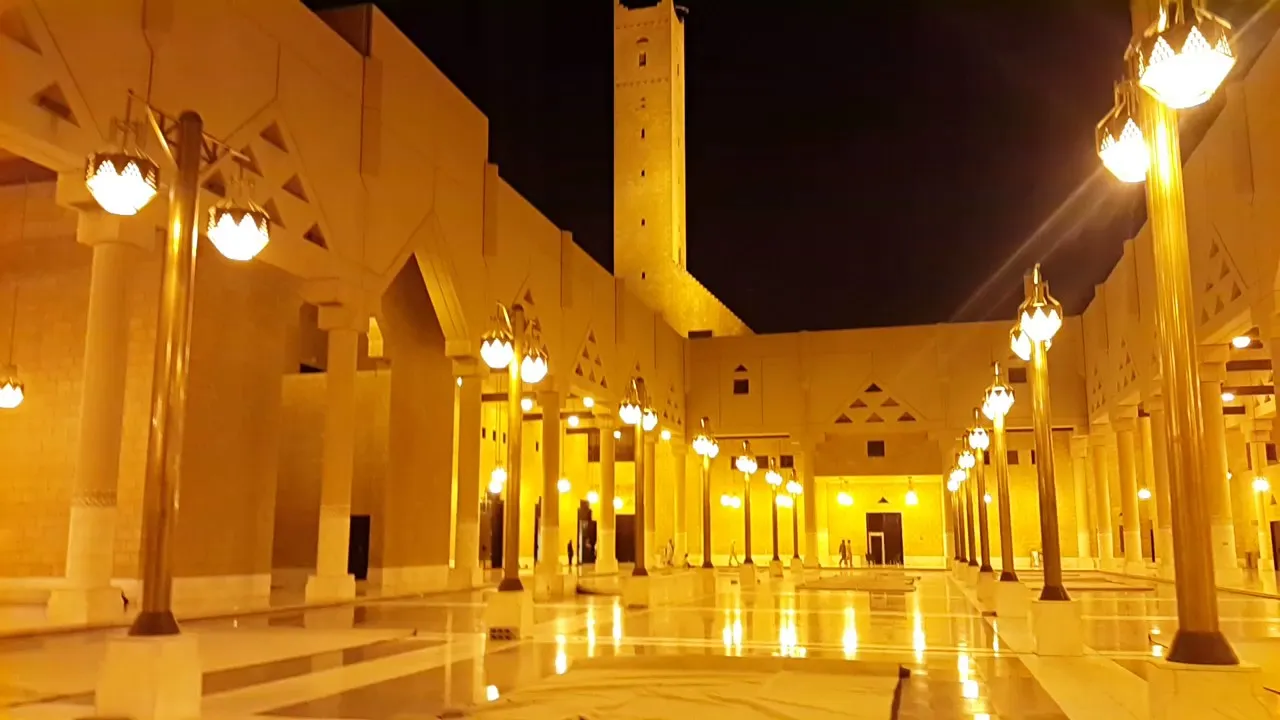 Mosquée Al-Rajhi à Riyad avec des visiteurs internationaux